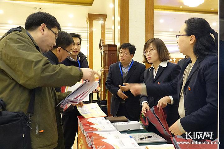 部主任彭春恒告诉记者:"我们已经第五次在两会现场设置信息咨询服务点